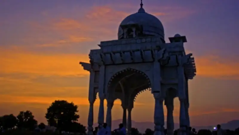 Число жертв аномальной жары на юге Пакистана превысило 140 человек