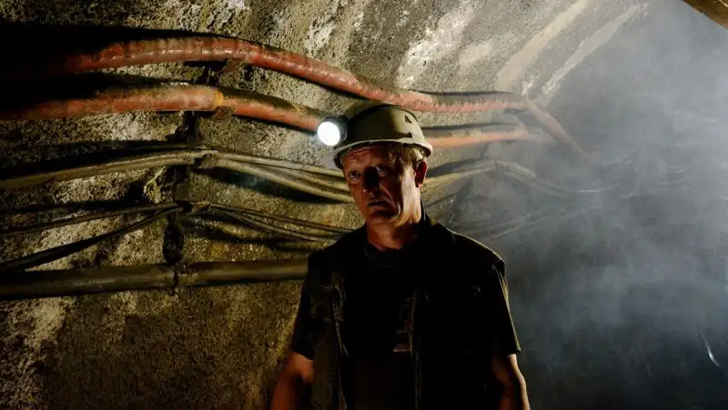 Почти 130 горняков эвакуировали из шахты в России из-за возможного пожара