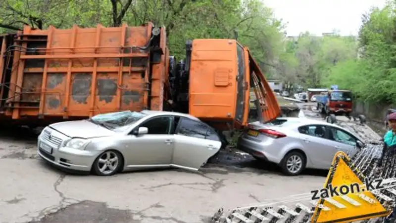 Мусоровоз упал на машины в Алматы