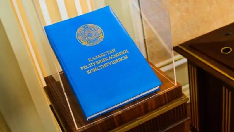 В Сети появились архивные фотографии конституционной реформы 2007 года
