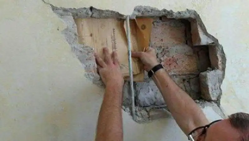 В стене дома в Будапеште обнаружили более 6 тысяч формуляров жертв холокоста