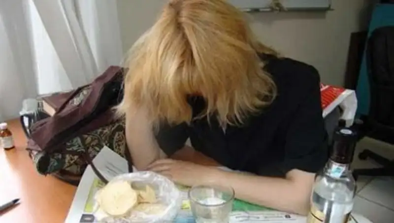 В Павлодаре пьяная мать спрятала детей у чужой женщины и забыла про это