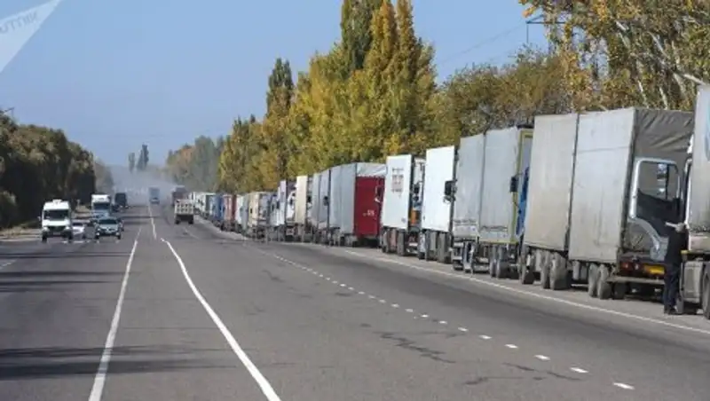 На казахстанско-узбекской границе скопилось более 170 фур