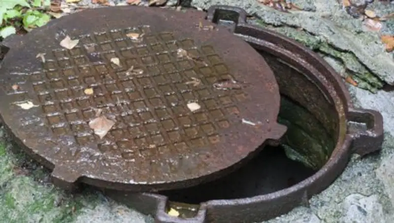 В больнице посёлка Шелек 3 человека отравились газами в канализационном колодце