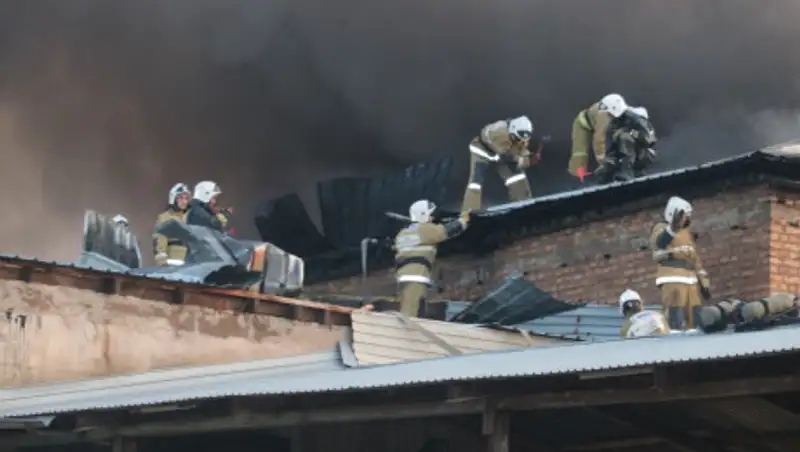 Крупный пожар произошел в Шымкенте