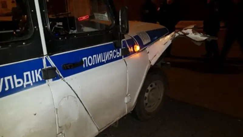 Полицейским пришлось тараном останавливать угонщика