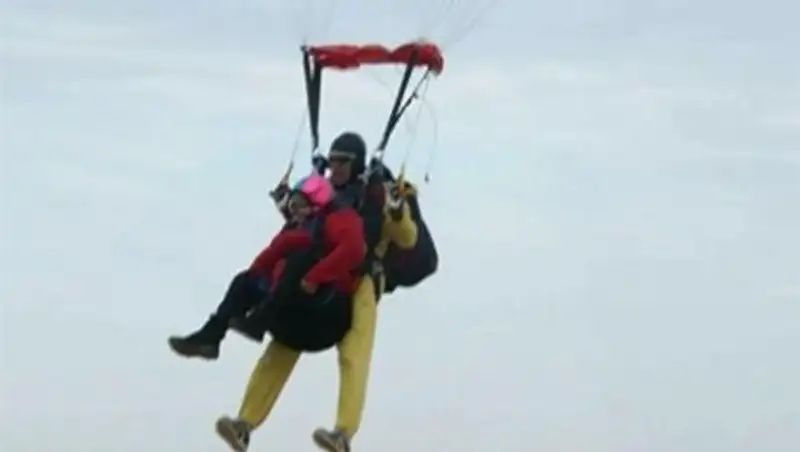 В Уральске инвалид-колясочница прыгнула с парашютом