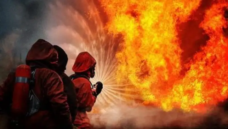 Семь детей спасали из пожара в Караганде с помощью специальных колпаков