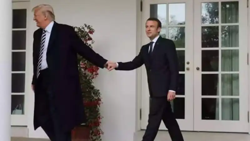Трамп рассказал об особых отношениях с Макроном и смахнул с него перхоть