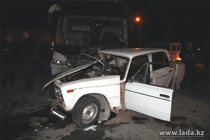 В результате ДТП в Актау, 5 человек в тяжелом состоянии доставлены в больницу (фото), фото - Новости Zakon.kz от 27.11.2013 03:33