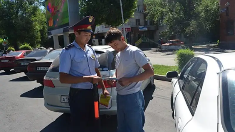 Полицейские Алматинской области раздали водителям памятки