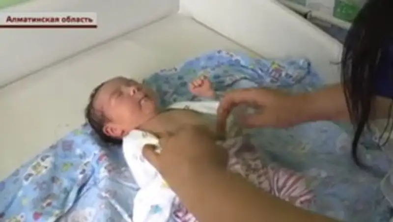 За грудничка, которого выбросили в выгребную яму, развернулась настоящая борьба