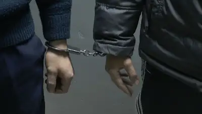 полиция  наручники, фото - Новости Zakon.kz от 21.12.2021 17:13