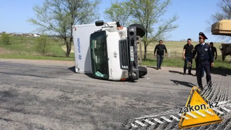 В Алматинской области легковая Mazda перевернула грузовик