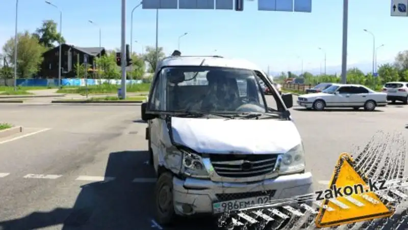 Не успевший проскочить водитель китайского грузовика спровоцировал ДТП в Алматы