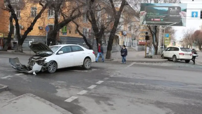 Неработающий светофор и неосторожность водителей привели к ДТП в Алматы