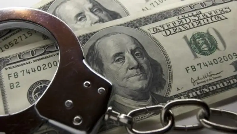 Вымогали миллион долларов: госслужащего задержали при получении взятки в Алматы