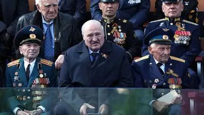 Александр Лукашенко с забинтованной рукой, фото - Новости Zakon.kz от 10.05.2023 16:35