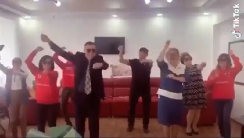 За танцевальный флешмоб на карантине наказали акима в Карагандинской области