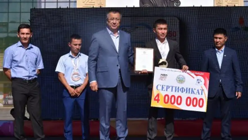 Аким ЮКО вручил чемпиону мира 4 млн.тенге