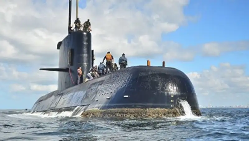 Сильный ветер мешает поискам пропавшей аргентинской подводной лодки