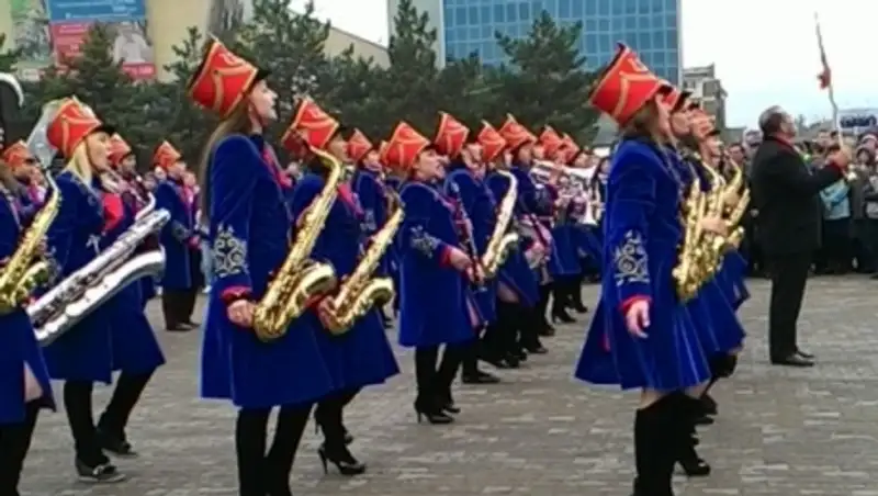 В Костанае в честь Дня защитника Отечества впервые устроили парад оркестров 