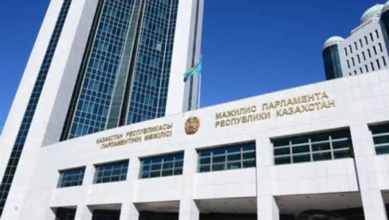 Новые депутаты Мажилиса принесли присягу