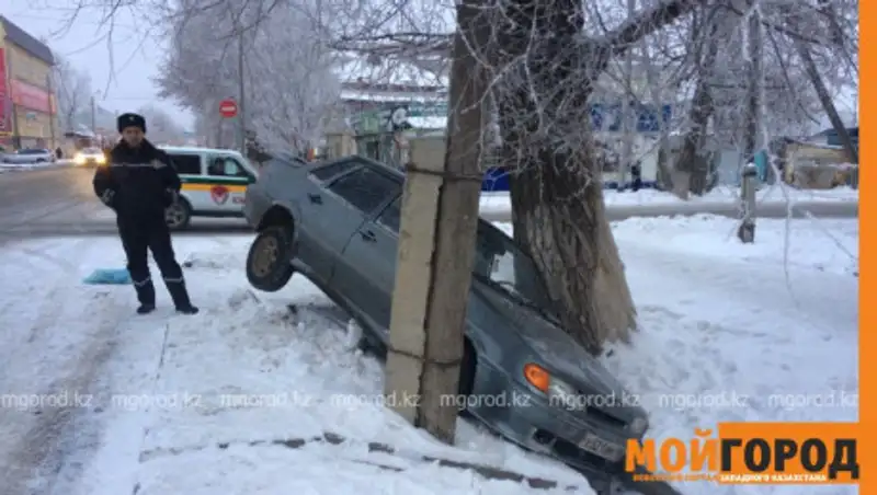 Пьяный водитель съехал в арык в Уральске