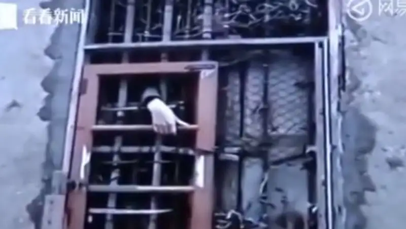 В Китае родители продержали "одержимого" сына взаперти более 30 лет