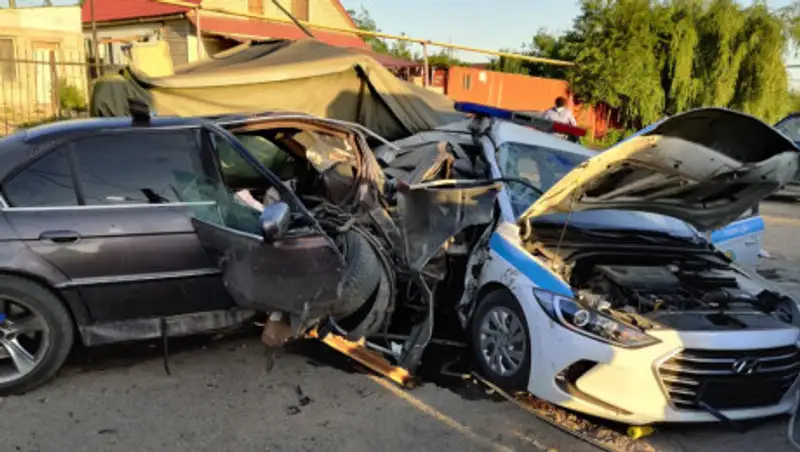 Наезд на блокпост в Алматы: пострадавшему полицейскому стало лучше