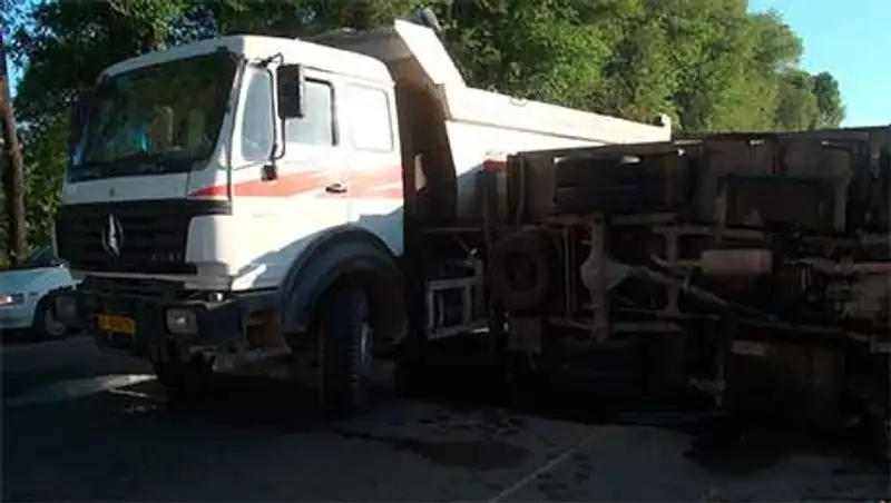 Два грузовика столкнулись на Кульджинском тракте, 1 человек погиб