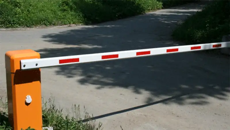 Шлагбаум возле Дома Армии в Алматы демонтирован, фото - Новости Zakon.kz от 18.10.2013 02:46