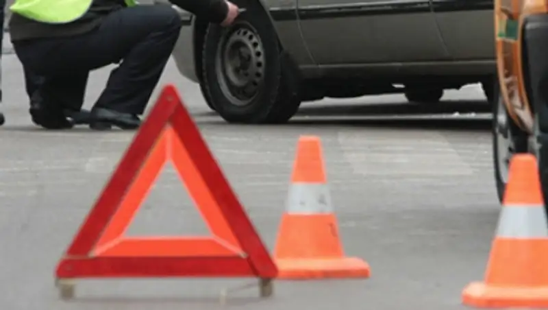 Оралда жолаушылар автобусы жол жиегіндегі ба&#1171;аналарды &#1179;&#1201;латты