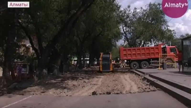 Почему на проспекте Абая в Алматы снимают асфальт