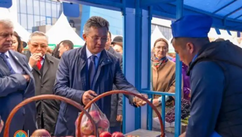 Новый аким Астаны купил на рынке алматинский апорт