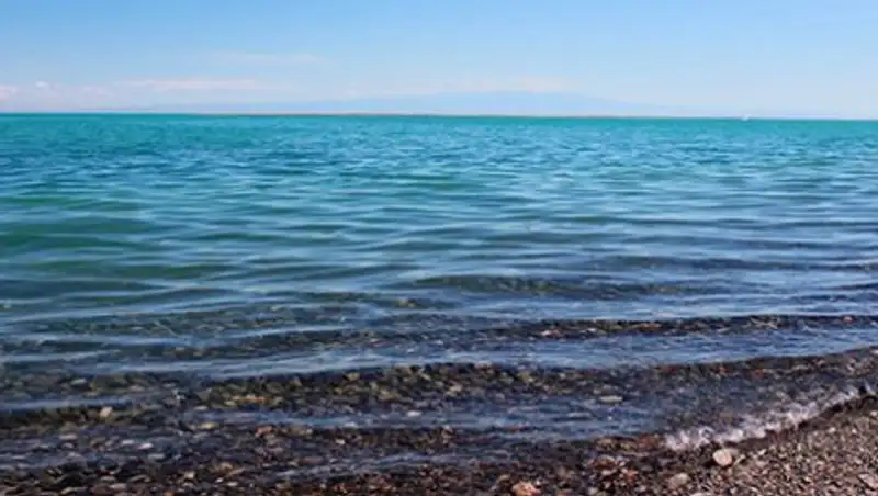 Волны разрушают новую набережную Алаколя