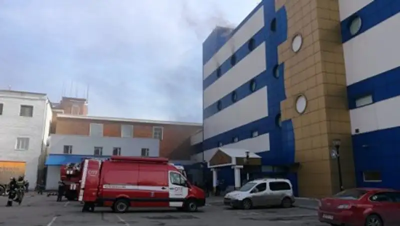 Более 100 человек эвакуировали из горящего ТЦ в Москве