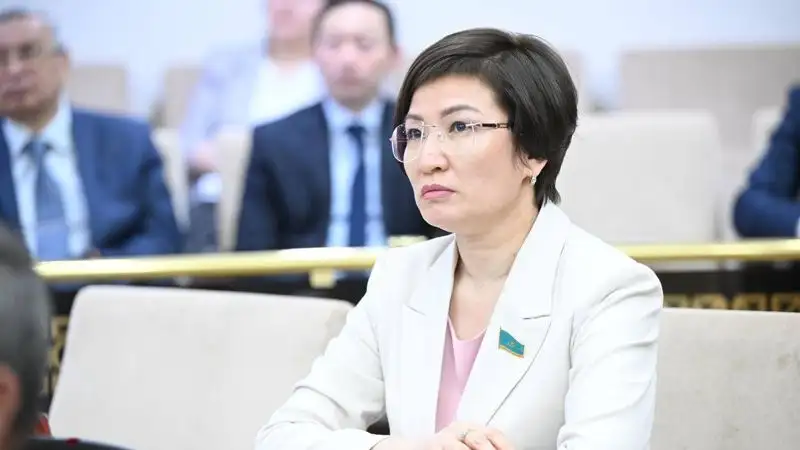 Новый депутат Сената принесла присягу