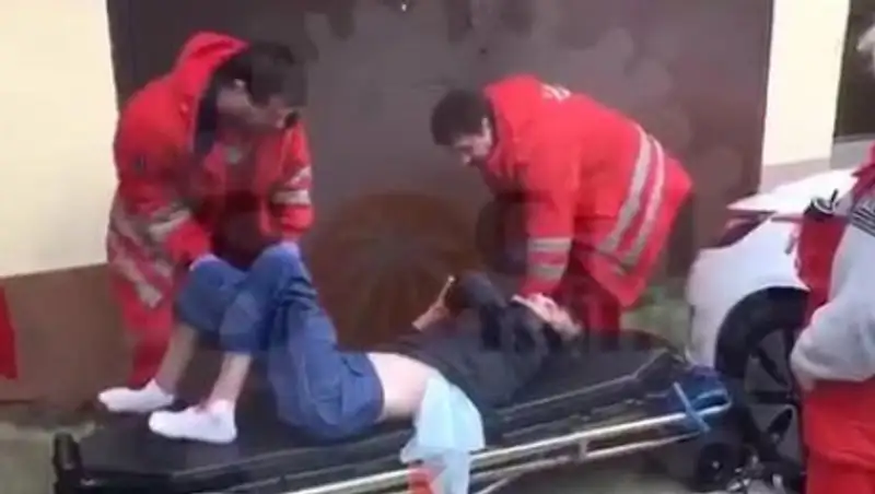 Медсестры выбросили лежачего пациента у гаражей