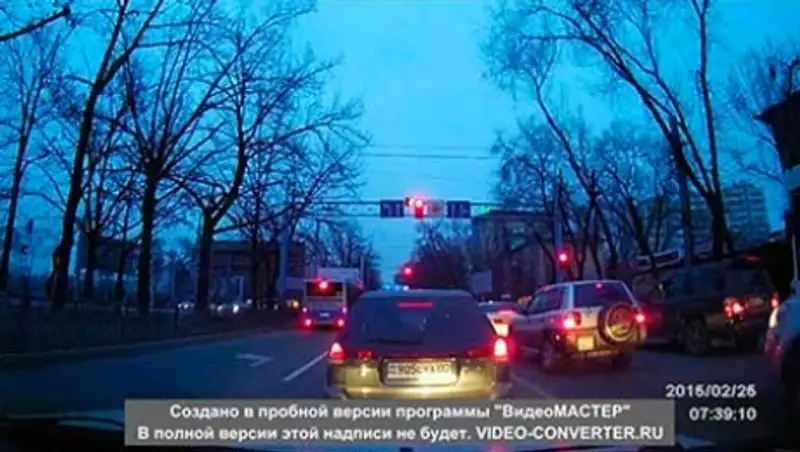 В Алматы водитель автобуса так спешил, что совершил сразу два нарушения ПДД