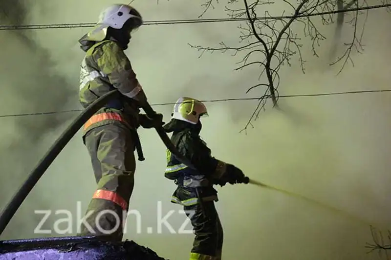 В Алматы огонь уничтожил частный запас угля на зиму и автомобиль (фото) В Алматы огонь уничтожил частный запас угля на зиму и автомобиль (фото), фото - Новости Zakon.kz от 06.11.2013 16:38