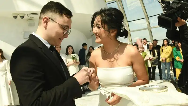 Несколько столичных пар заключили брак на вершине "Байтерека"