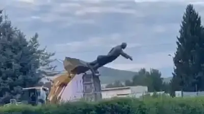 расследование по факту падения памятника, фото - Новости Zakon.kz от 18.08.2023 22:16