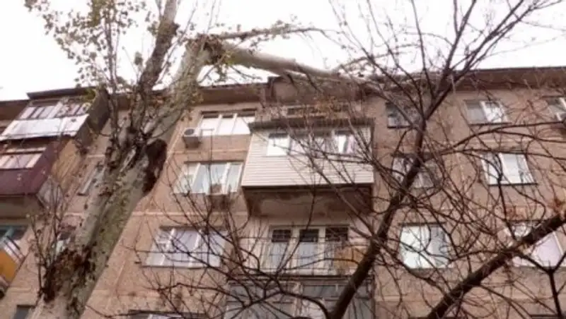 В Шымкенте один дом дважды за день стал жертвой стихии