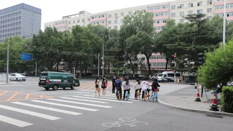 Китай Пекин пешеходный переход люди , фото - Новости Zakon.kz от 05.09.2023 14:20