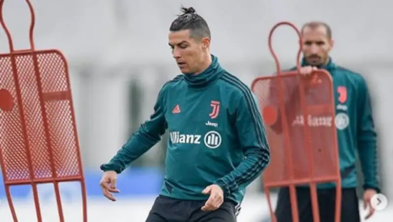 Криштиану Роналду не пускают на тренировки в Италию