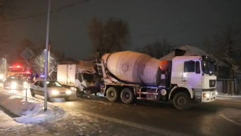 Несоблюдение правил дорожного движения повлекло столкновение двух грузовиков в Алматы