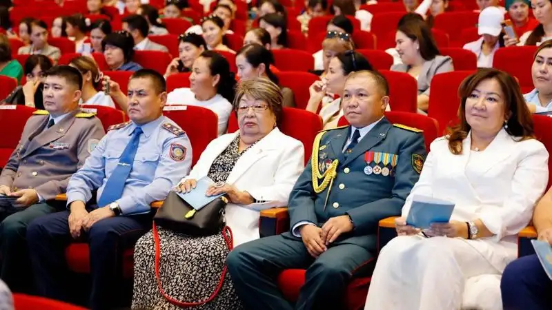 "Ұлы дала шежіресі – Ата Заң": в Шымкенте торжественно отмечают День Конституции