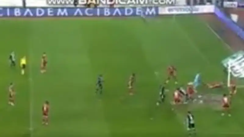 Турецкий футболист дважды за секунду сделал работу вратаря