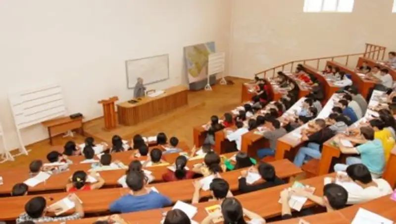 Какие специальности выбрали выпускники с максимальным баллом